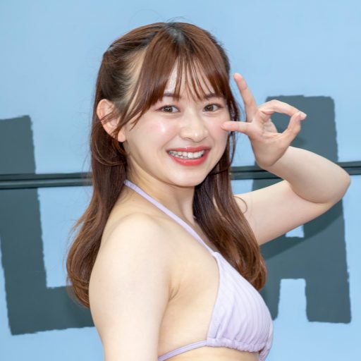 グラビアアイドル甘妻里菜「柄とフリフリがかわいい」色鮮やかなビキニ姿で登壇｜bubka Web（ブブカ ウェブ） 