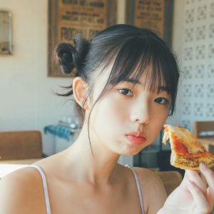 菊地姫奈、ピザをモグモグ…5月からは『non-no』専属モデルに