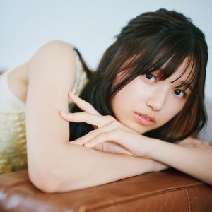 乃木坂46五百城茉央、大人な表情…ジッと見つめるグラビアショット